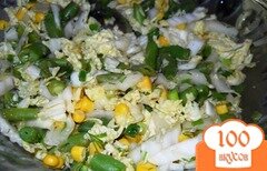 Фото рецепта: Салат из пекинской капусты с зеленой фасолью и кукурузой