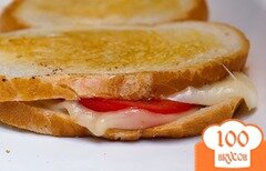 Фото рецепта: Горячий бутерброд на сковороде