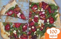 Фото рецепта: Пицца с клубникой и шпинатом