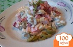 Фото рецепта: Салат с оливками и вареной колбасой