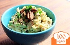 Фото рецепта: Куриный салат с соусом песто и миндалем
