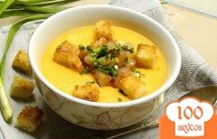 Фото рецепта: Гороховый суп пюре с сырокопчёной куриной грудкой, зелёным луком и гренками.