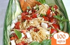 Фото рецепта: Спагетти с помидорами и кедровыми орешками