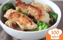 Фото рецепта: Жареная курица с пастой и брокколи в сырном соусе