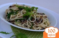 Фото рецепта: Спагетти с грибами и рукколой