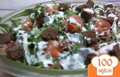 Фото рецепта: Зелёный салат с сёмгой и гренками под «Зелёным соусом».