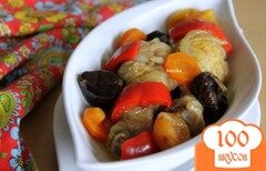 Фото рецепта: Куриные голени с овощами и сухофруктами