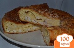 Фото рецепта: Пирог с сыром, куриным филе и кунжутом