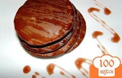 Фото рецепта: Шоколадные панкейки с вишневым сиропом