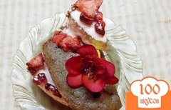 Фото рецепта: Шоколадный вишнево-клубничный пирог "Для любимых"