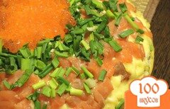 Фото рецепта: Слоёный салат с красной рыбой