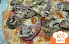 Фото рецепта: Пицца с баклажаном грибами и колбасой