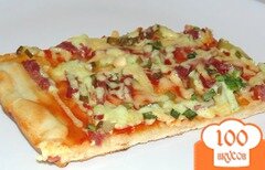 Фото рецепта: Пицца с ветчиной и маринованными огурчиками