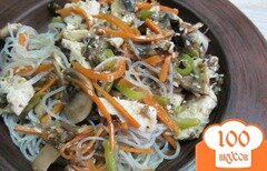 Фото рецепта: Салат из рисовой лапши с овощами и курицей