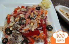 Фото рецепта: Рисовый салат с салями и маслинами