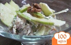 Фото рецепта: Салат из курицы орехов и яблока