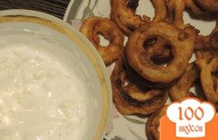Фото рецепта: Луковые кольца в кляре с соусом