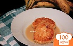 Фото рецепта: Сырники с бананом и карамельным соусом