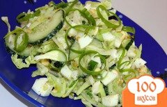 Фото рецепта: Салат из молодой капусты с огурцом
