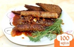 Фото рецепта: Колбаски домашние с фарша ассорти с чесноком, соевым соусом и гренками