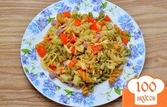 Фото рецепта: Салат из цветных макарон
