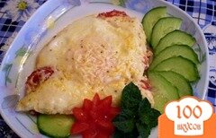 Фото рецепта: Яичница с помидорами и сыром