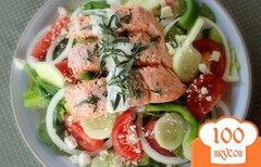 Фото рецепта: Греческий салат с семгой