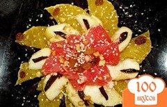 Фото рецепта: Фруктовый салат "цветочек" с орехами и сухофруктами