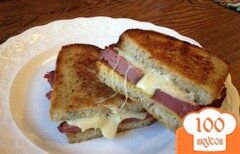 Фото рецепта: Сэндвич с копченой солониной и сыром
