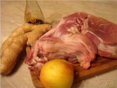 «Томленая свинина с имбирем и яблоками!» - приготовления блюда - шаг 1