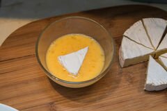 «Жареный сыр камамбер» - приготовления блюда - шаг 2