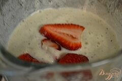 «Молочный коктейль с киви и клубникой» - приготовления блюда - шаг 4