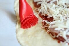 «Стромболи (пицца-рулет)» - приготовления блюда - шаг 5