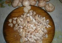 «Куриная печень с грибами под сметанным соусом» - приготовления блюда - шаг 2