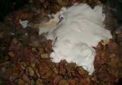 «Куриная печень с грибами под сметанным соусом» - приготовления блюда - шаг 5