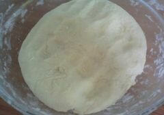 «Пирожки из бездрожжевого теста на кефире с начинкой из зелёного лука и яиц» - приготовления блюда - шаг 2