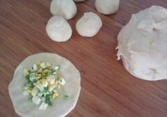«Пирожки из бездрожжевого теста на кефире с начинкой из зелёного лука и яиц» - приготовления блюда - шаг 4
