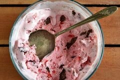 «Клубничное мороженое» - приготовления блюда - шаг 12