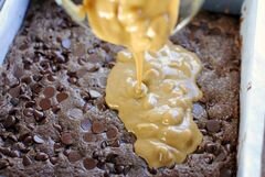 «Брауни с ореховым маслом, зефиром и шоколадными чипсами» - приготовления блюда - шаг 10