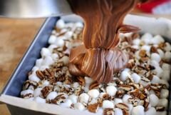 «Брауни с ореховым маслом, зефиром и шоколадными чипсами» - приготовления блюда - шаг 16