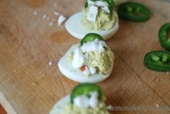 «Фаршированные яйца с авокадо» - приготовления блюда - шаг 10