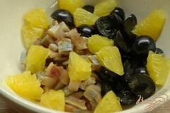 «Салат с сельдью и виноградом» - приготовления блюда - шаг 2