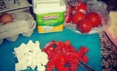 «Омлет с белым турецким классическим сыром и помидорами» - приготовления блюда - шаг 4