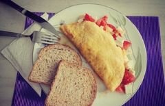 «Омлет с белым турецким классическим сыром и помидорами» - приготовления блюда - шаг 6