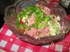«Салат из помидор и салями "Охотничий"» - приготовления блюда - шаг 3