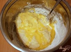 «Закусочные кексы с сыром и колбасным хлебом» - приготовления блюда - шаг 2