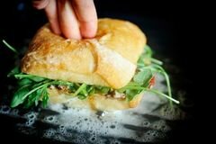 «Горячие бутерброды с тунцом, помидорами и козьим сыром» - приготовления блюда - шаг 11