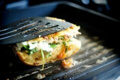 «Горячие бутерброды с тунцом, помидорами и козьим сыром» - приготовления блюда - шаг 12
