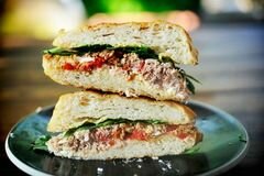 «Горячие бутерброды с тунцом, помидорами и козьим сыром» - приготовления блюда - шаг 13
