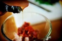 «Горячие бутерброды с тунцом, помидорами и козьим сыром» - приготовления блюда - шаг 3